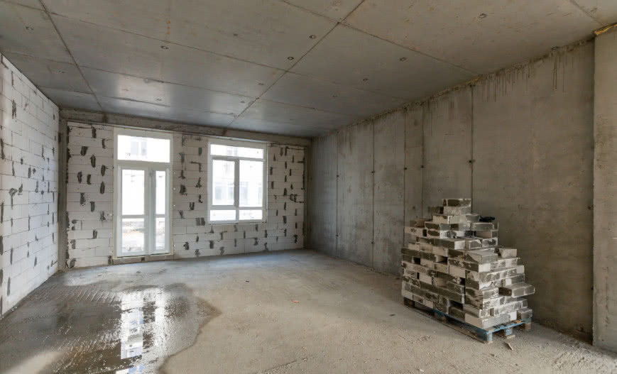 Ile wełny mineralnej na strop betonowy? Oszczędź ciepło i pieniądze!